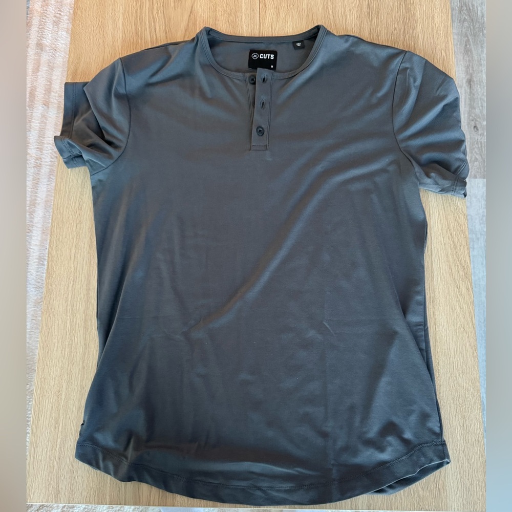 Cuts Clothing Men's Curve Hem Henley Signature Fit PYCA T-Shirt in Slate